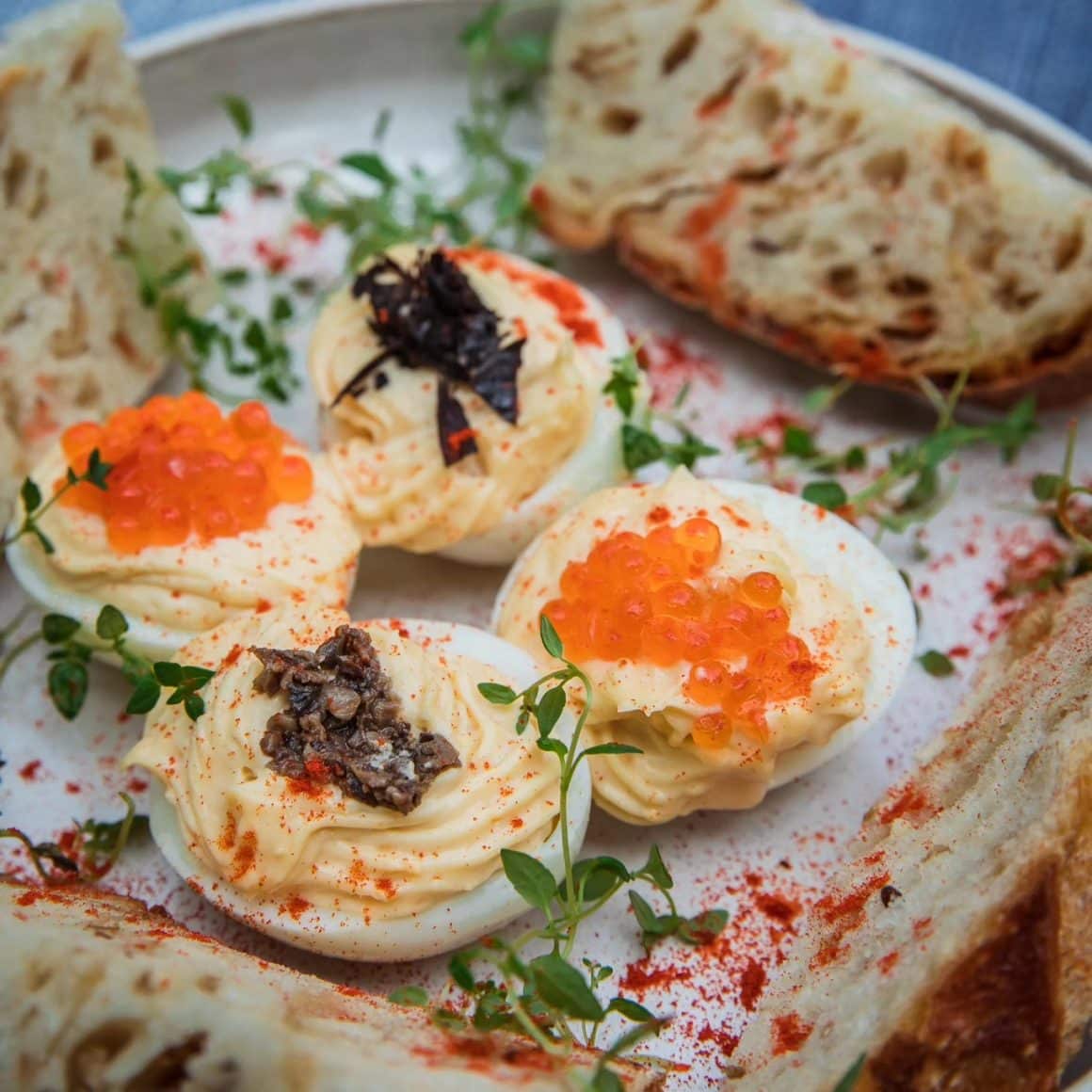 ouă umplute de la Bucătăria.localfood