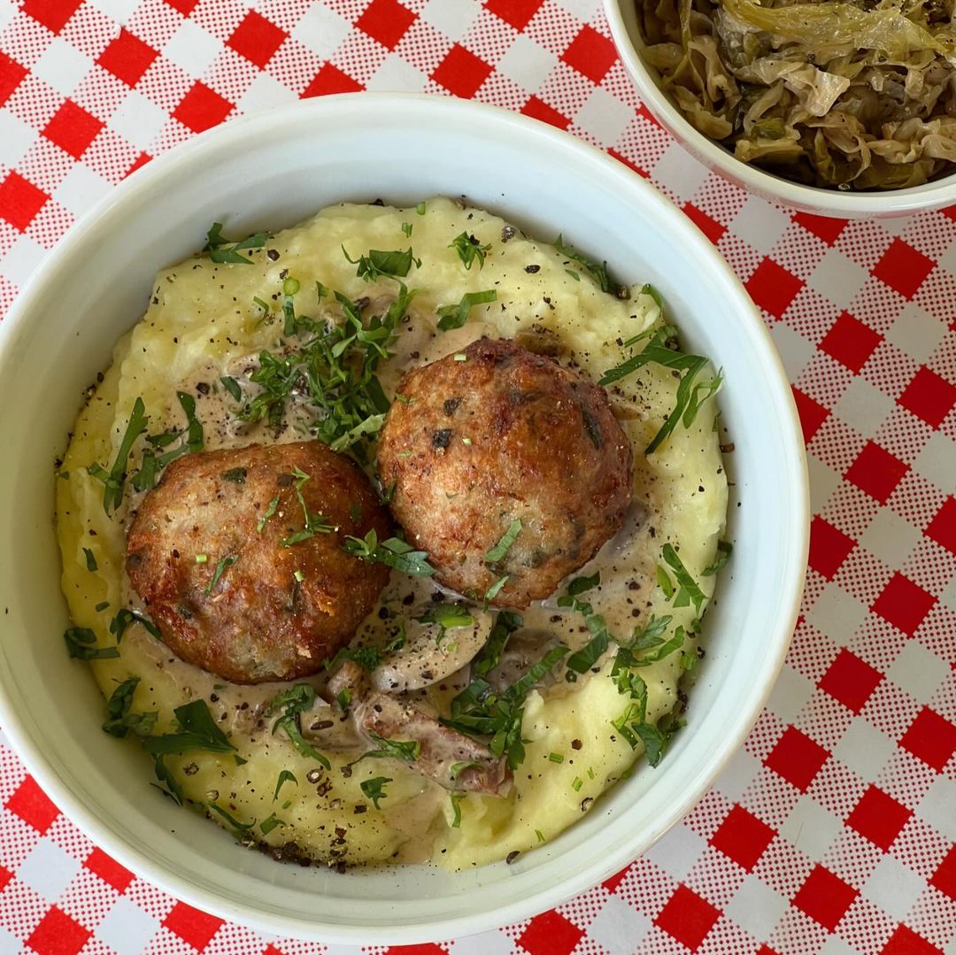 Chiftele de pui cu piure de la Balls. Comfort food București
