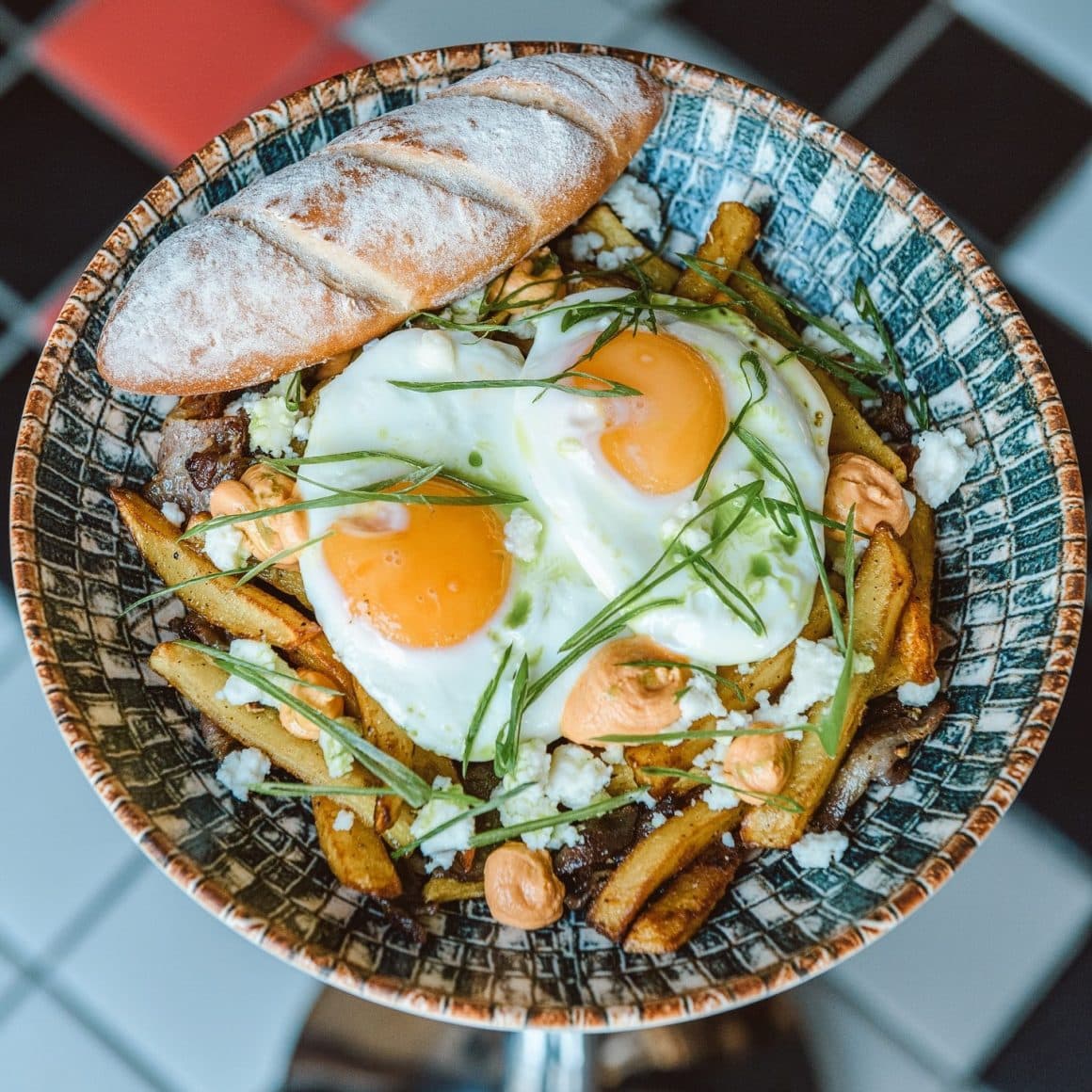 oua ochi cu cartofi prăjiți de la Nishani. Comfort food București