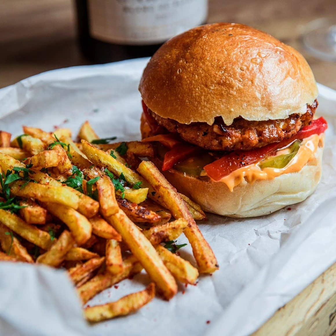 burger cu cartofi prăjiți. Comfort food București 