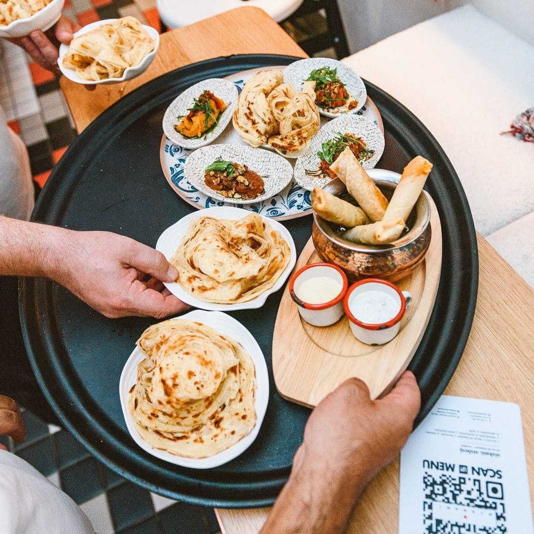 masa cu mai multe preparate machedonești de la Nishani