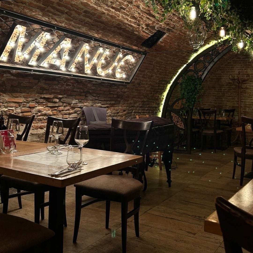 sala de mese din crama de la Hanul lui Manuc, restaurante românești din București