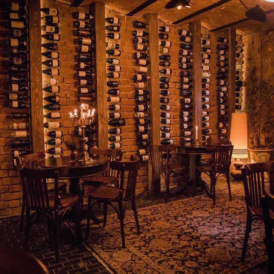 imagine din crama restaurantului Mosafir din București