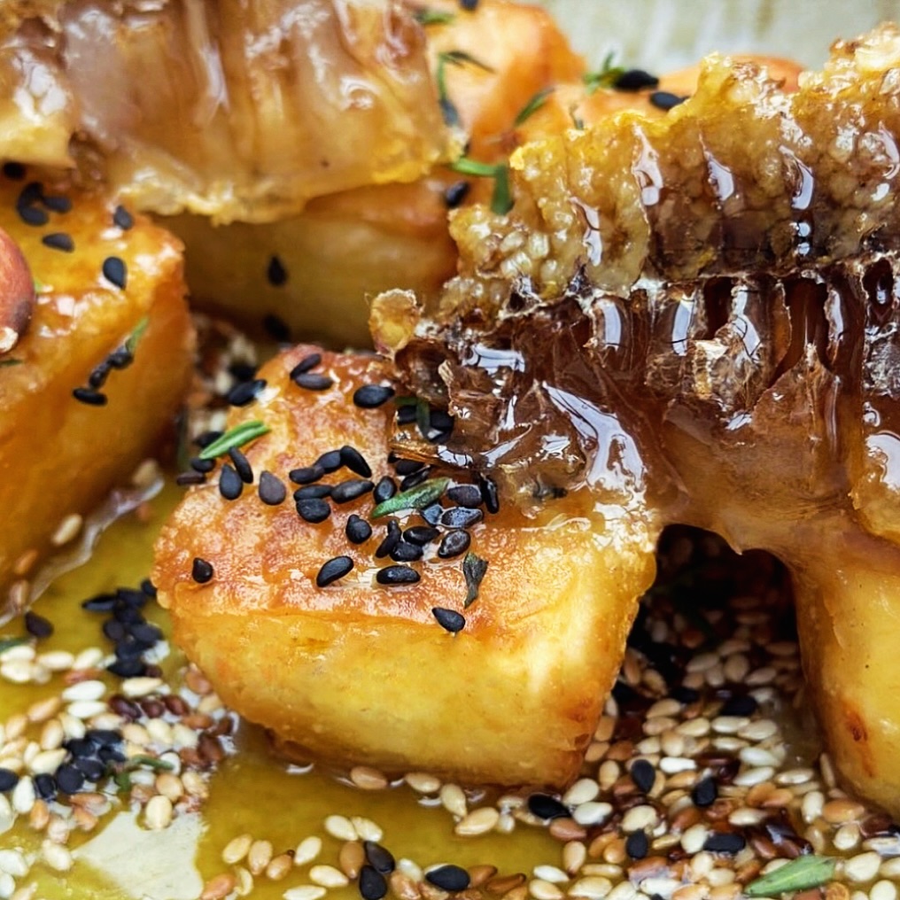 Mediterranean pices (bucăți de feta în foietaj, cu cimbrișor, miere, fagure de miere, susan și migdale prăjite) de la MOM