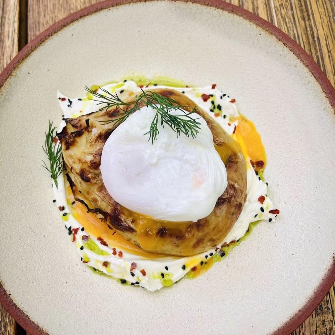 plăcintă de cartofi în foi de varză și ou moale de la Băcănia Veche. Comfort Food București 