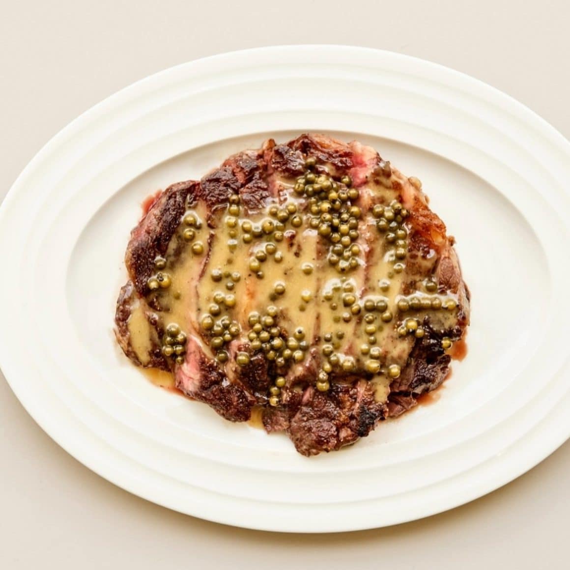 friptura de vita cu sos de piper verde de la MOM. Comfort Food București 