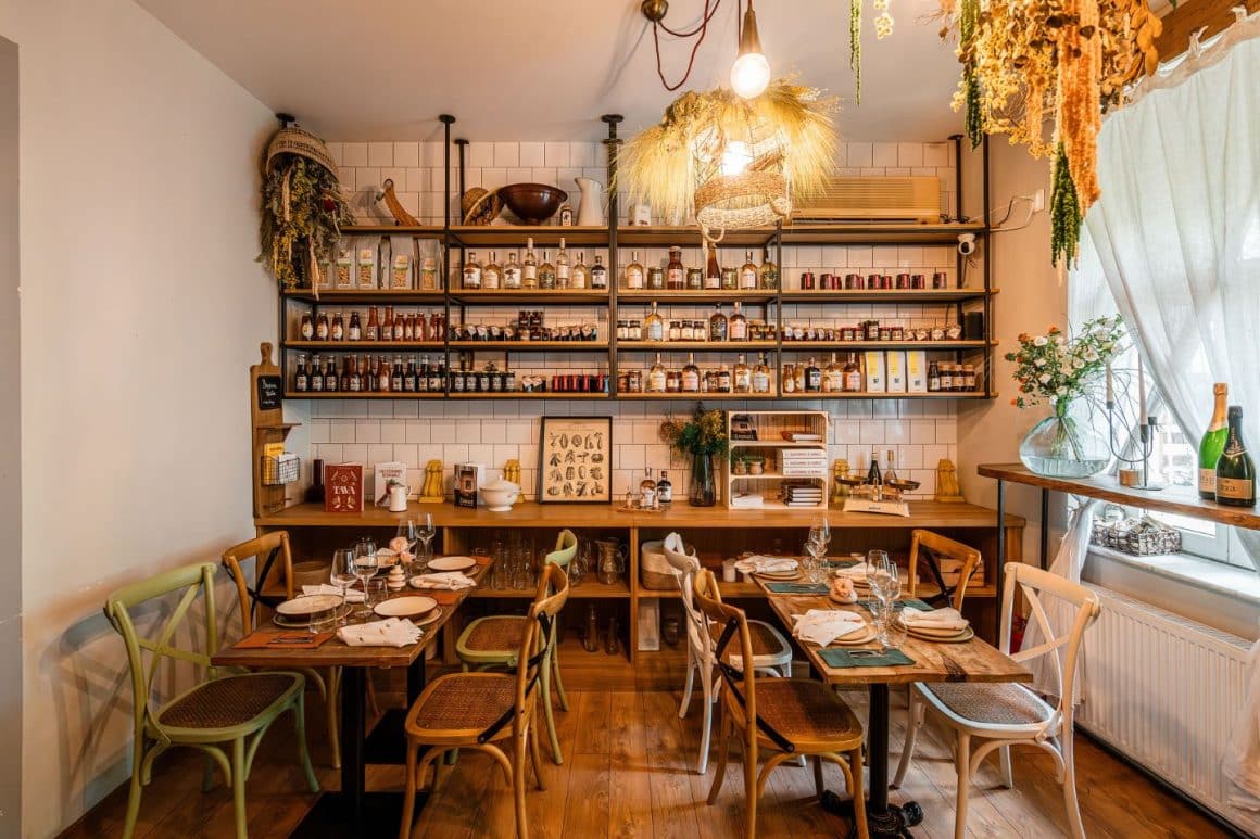 imagine din interiorul restaurantului Băcănia Veche din București