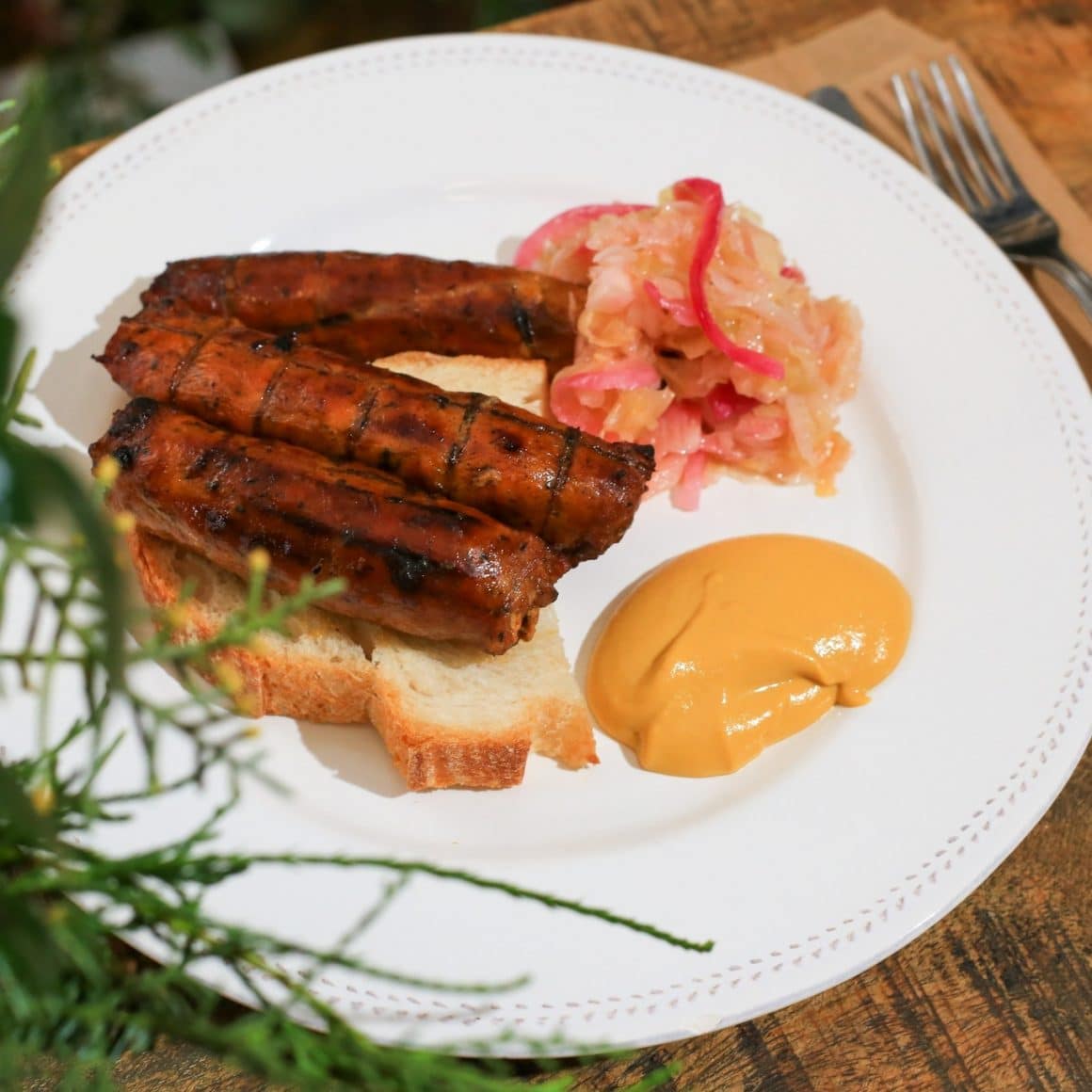 cârnați de mangaliță cu muștar si varza murată, de la Băcănia Veche. Comfort Food București 