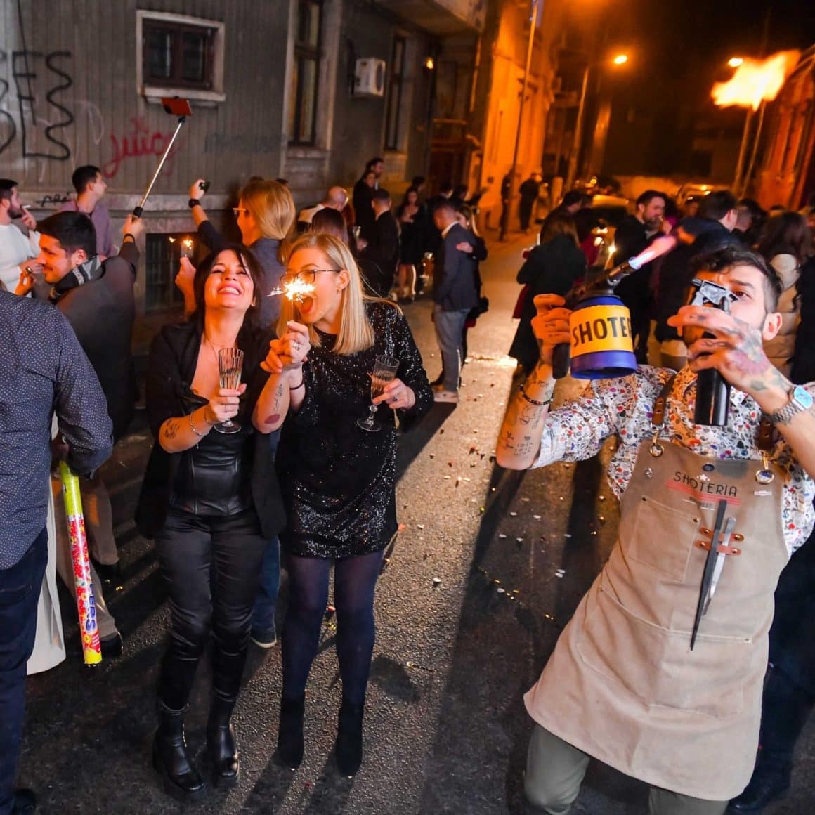 mai multi oameni la petrecerea de Revelion de la Via Shoteria, in strada.