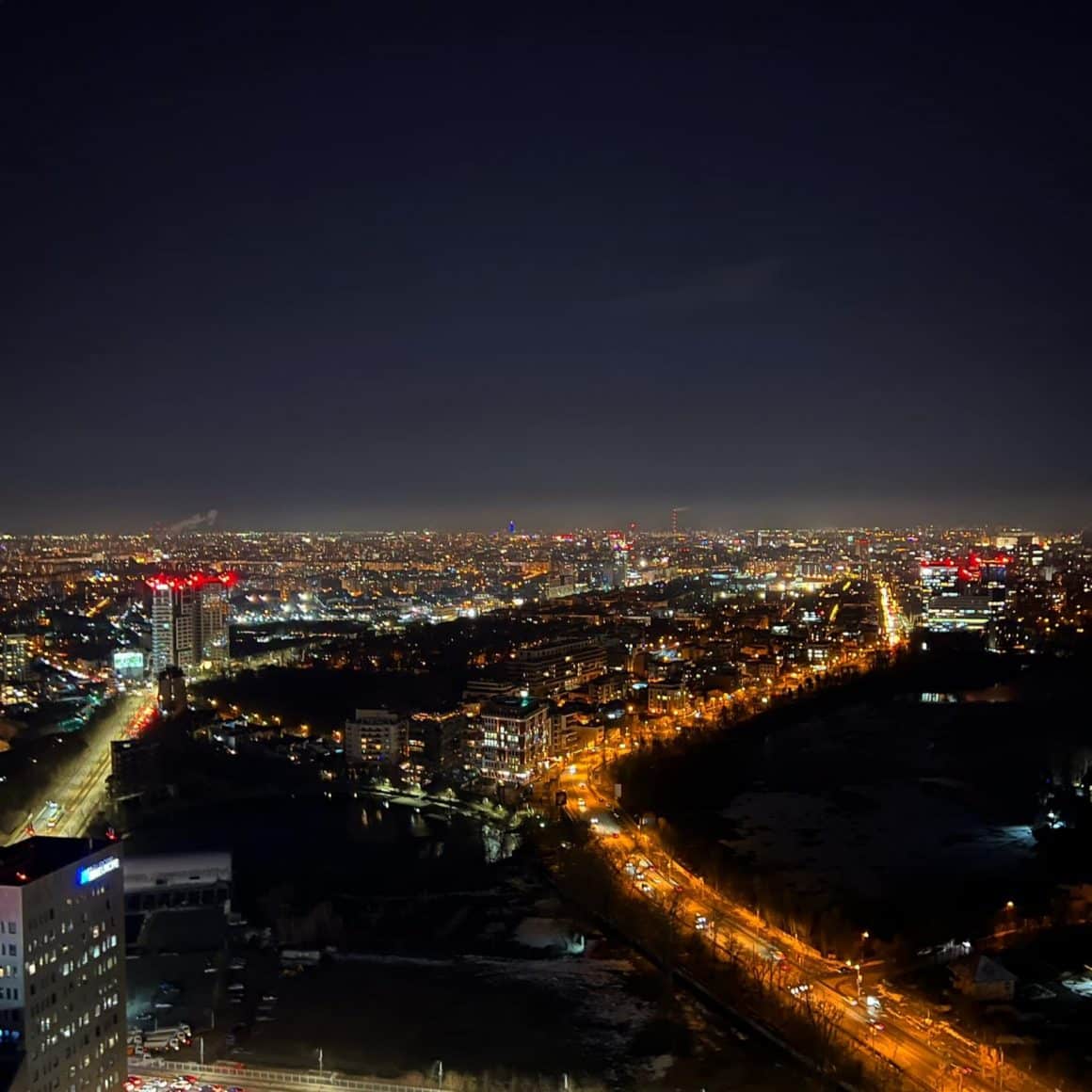 Priveliste panoramica asupra Bucureștiului noaptea,