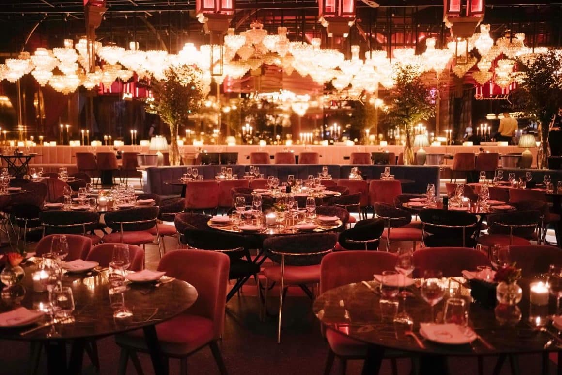 nuba white, restaurant elegant decorat cu rosu si candelabre impresionante. Oferte de revelion la restaurante