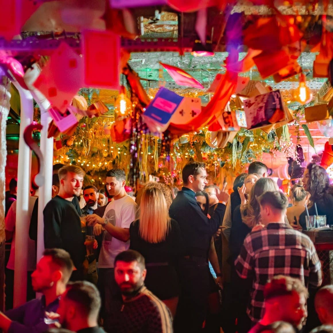 mai multi oameni la o petrecere in club Interbelic