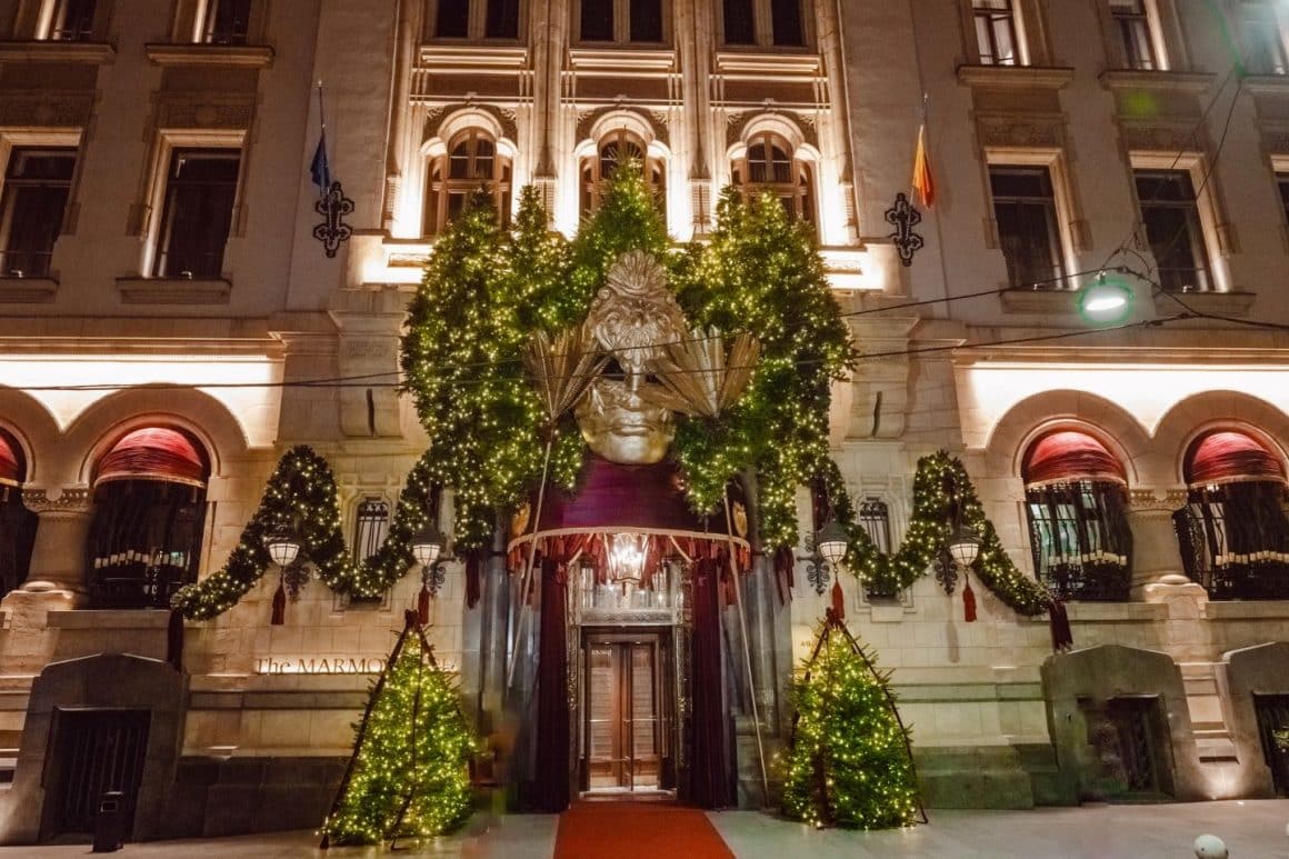 intrarea de la hotel The Marmorosch Bucuresti, decorata cu o masa venetiana imensa. Oferte de revelion la restaurante