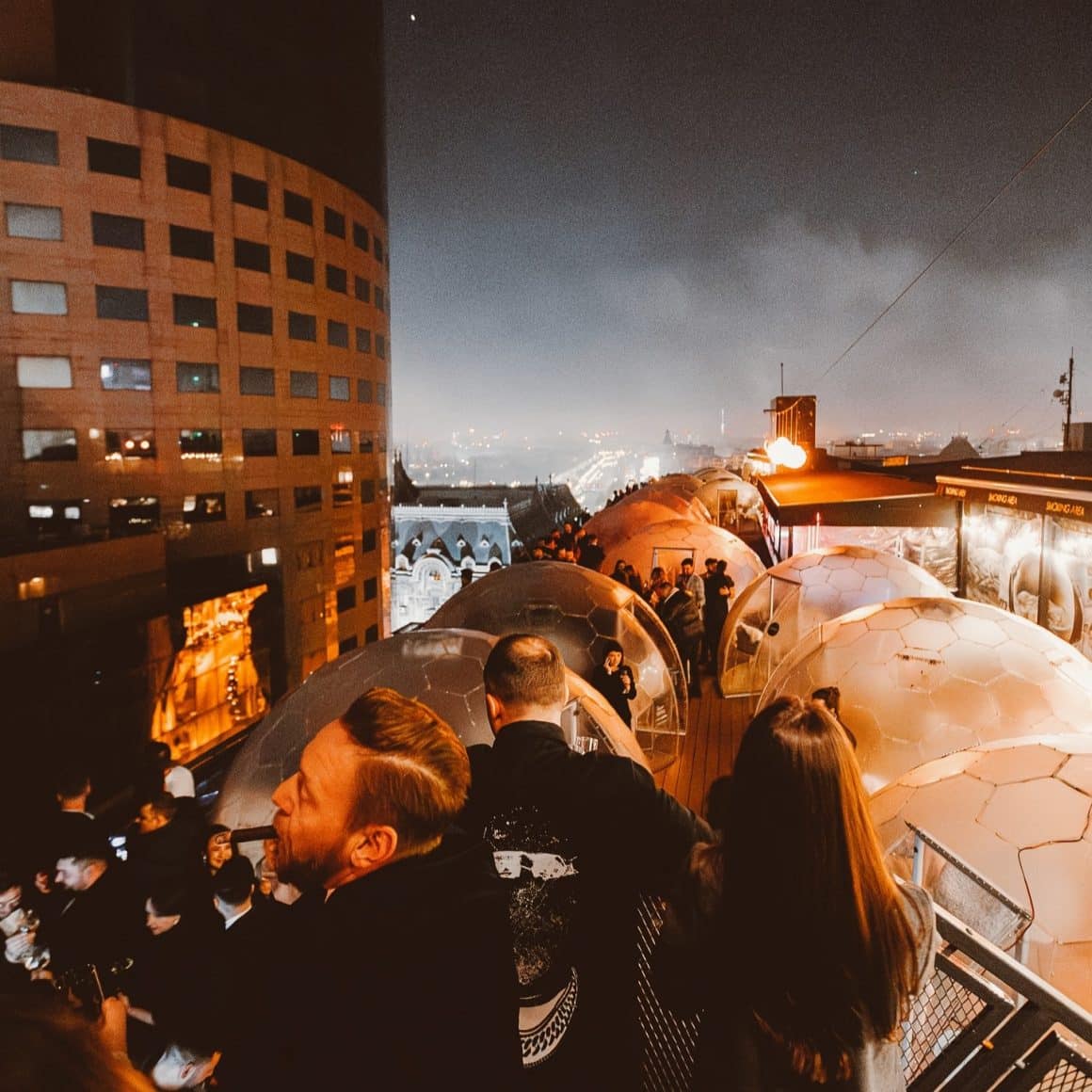 mai multi oameni pe acoperisul Linea Closer to the moon, seara