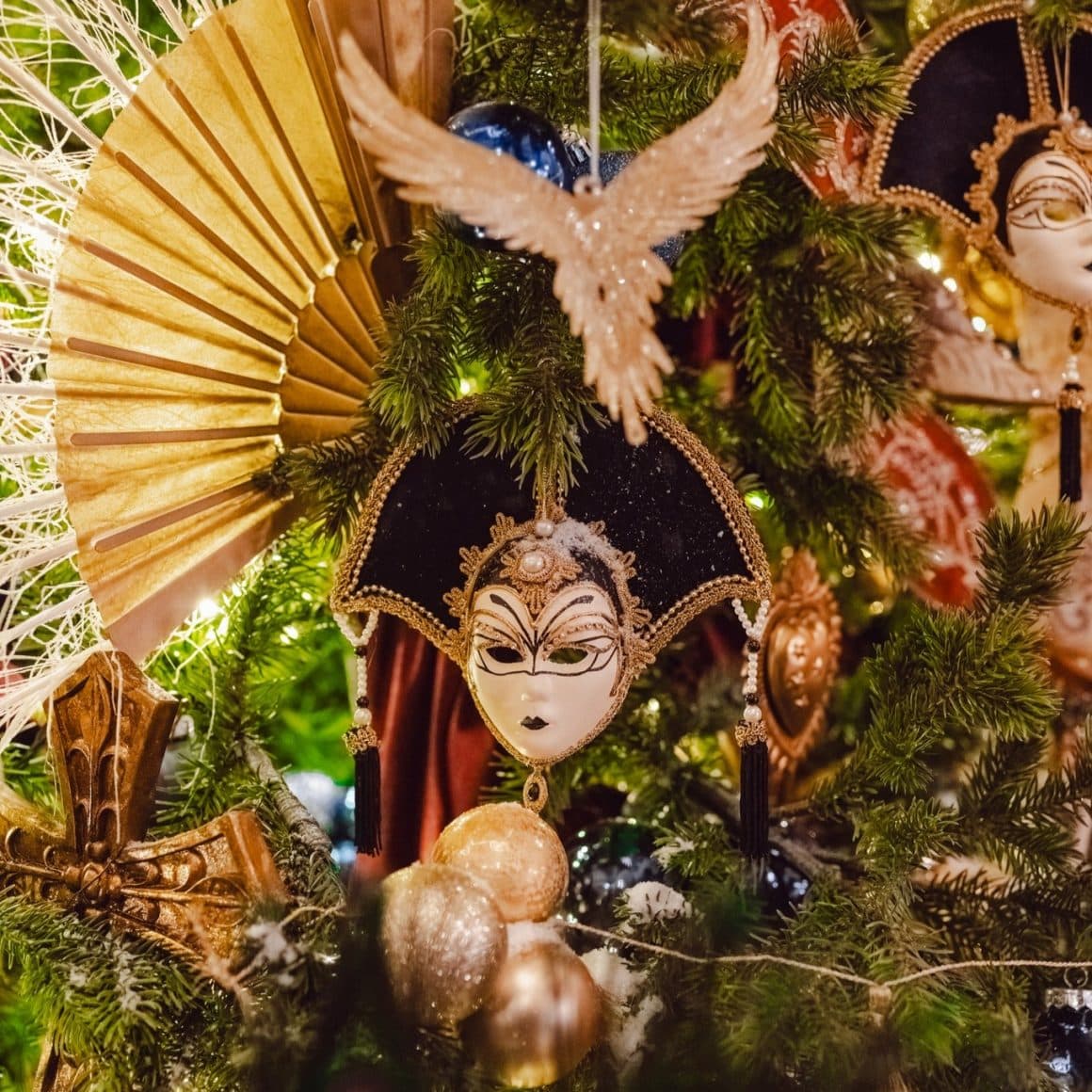 ornament de brad sub forma de masca venetiana, atarnat in brad