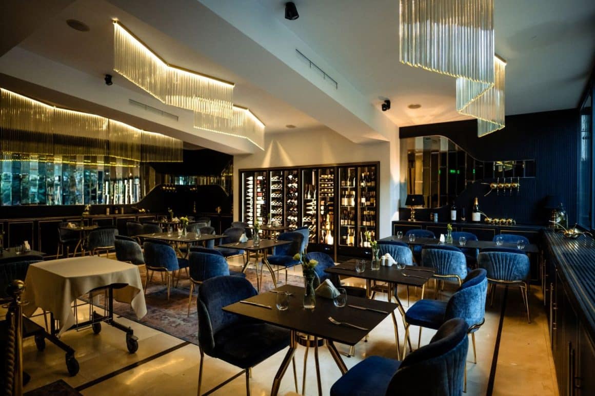 imagine din restaurant L’Atelier Relais & Chateaux decorat luxos. Oferte de revelion la restaurante. Revelion 2025 București