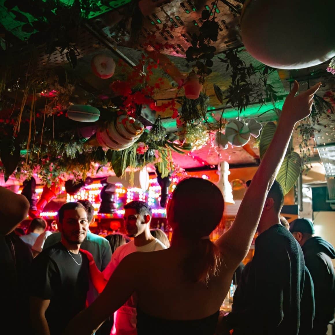 mai multi oameni la o petrecere in club Interbelic