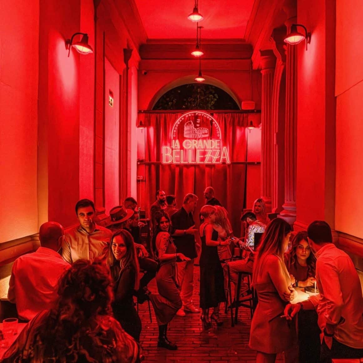 mai multi oameni la o petrecere de la La Grande Bellezza Discobar București.