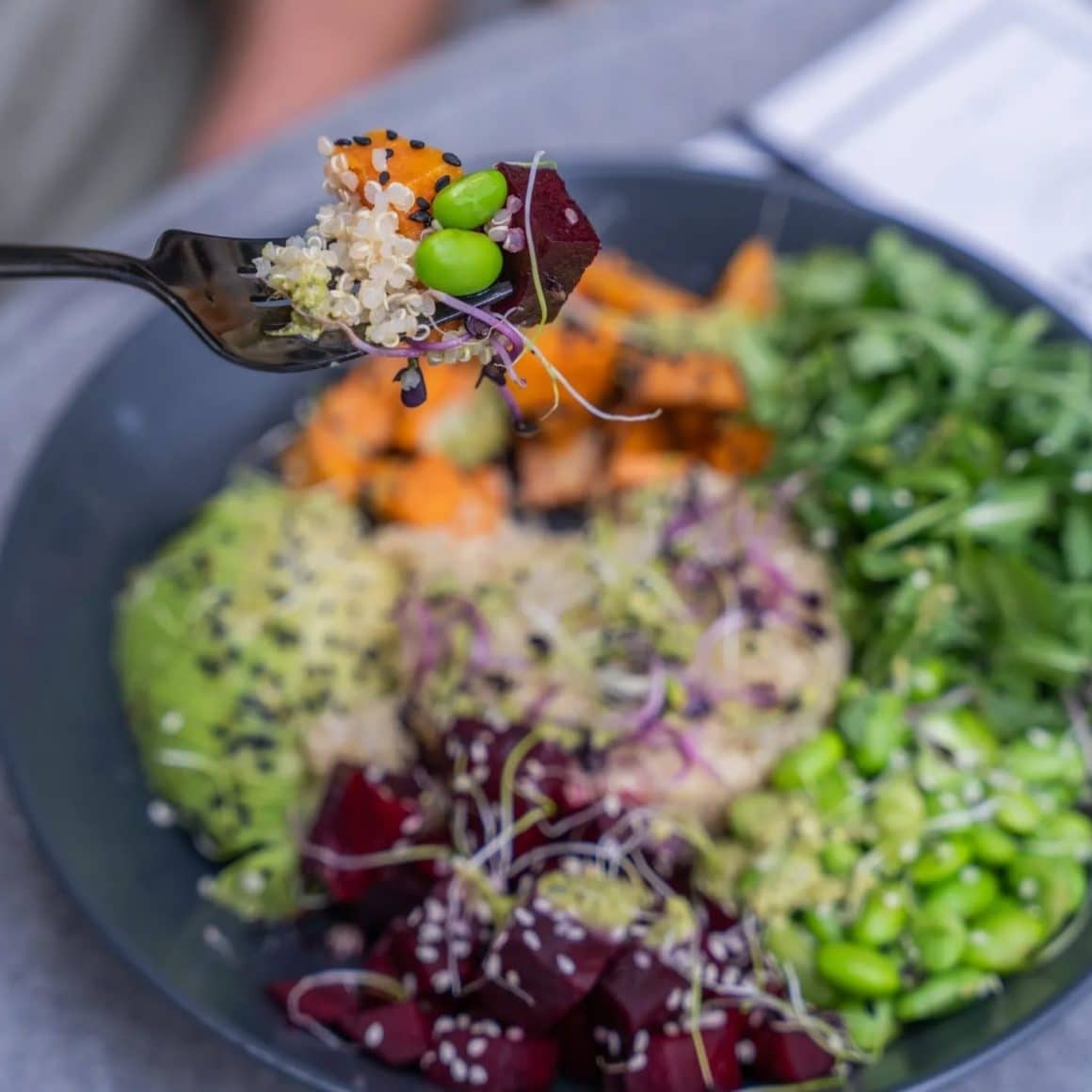 Salata cu quinoa, boabe de fasile verde, morcovi, seminte de in si sfecla.