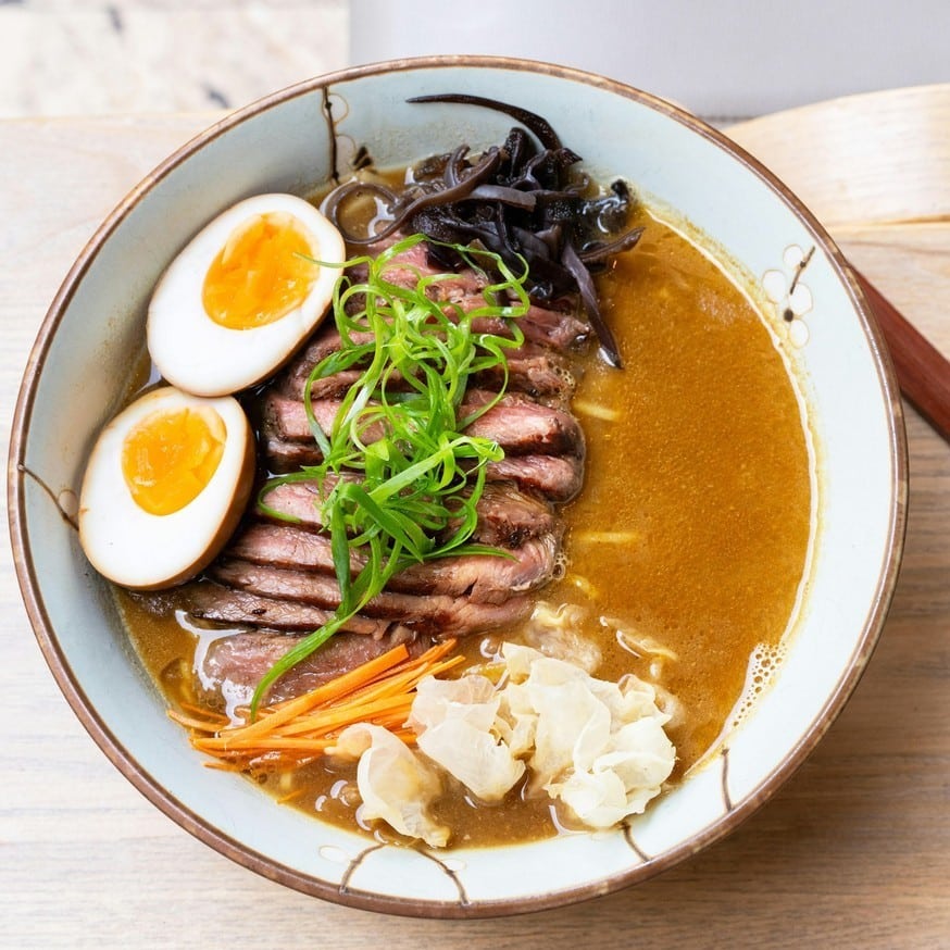 farfurie cu ramen fotografiata de sus la Yoshi Izakaya
