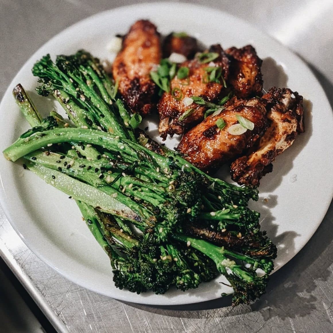 aripioare glazurate la cuptor, cu broccoli sote