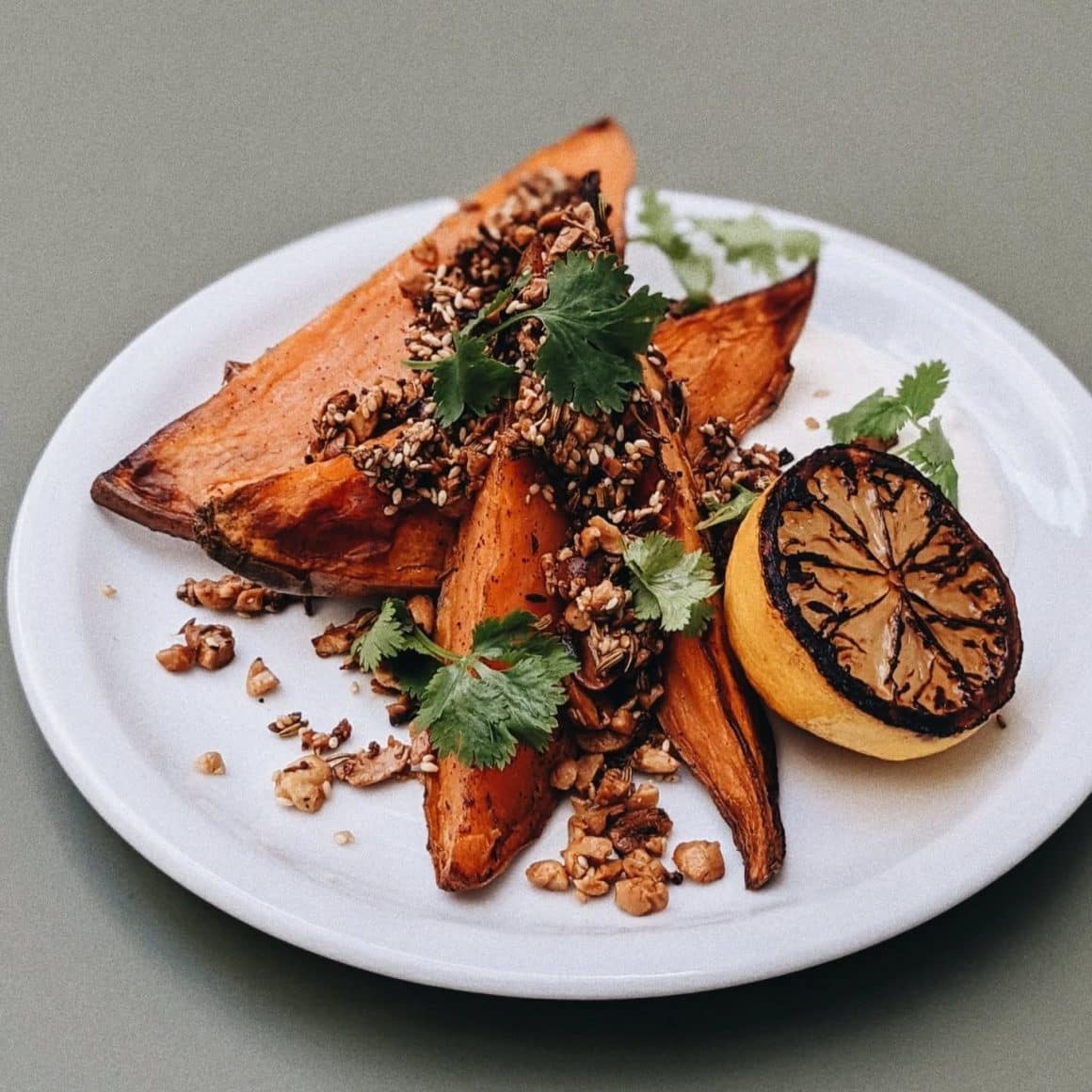 dovleac copt cu quinoa si lamaie.  Restaurante cu mâncare sănătoasă București. Arzu