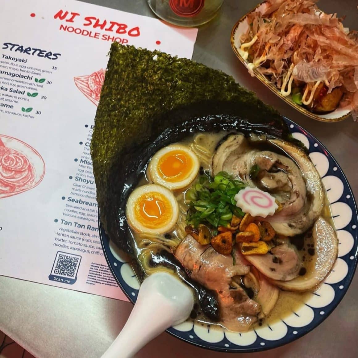 bol cu ramen fotografiat de sus, de la Ni Shibo București. Ramen de porc. Cashu Ramen.
