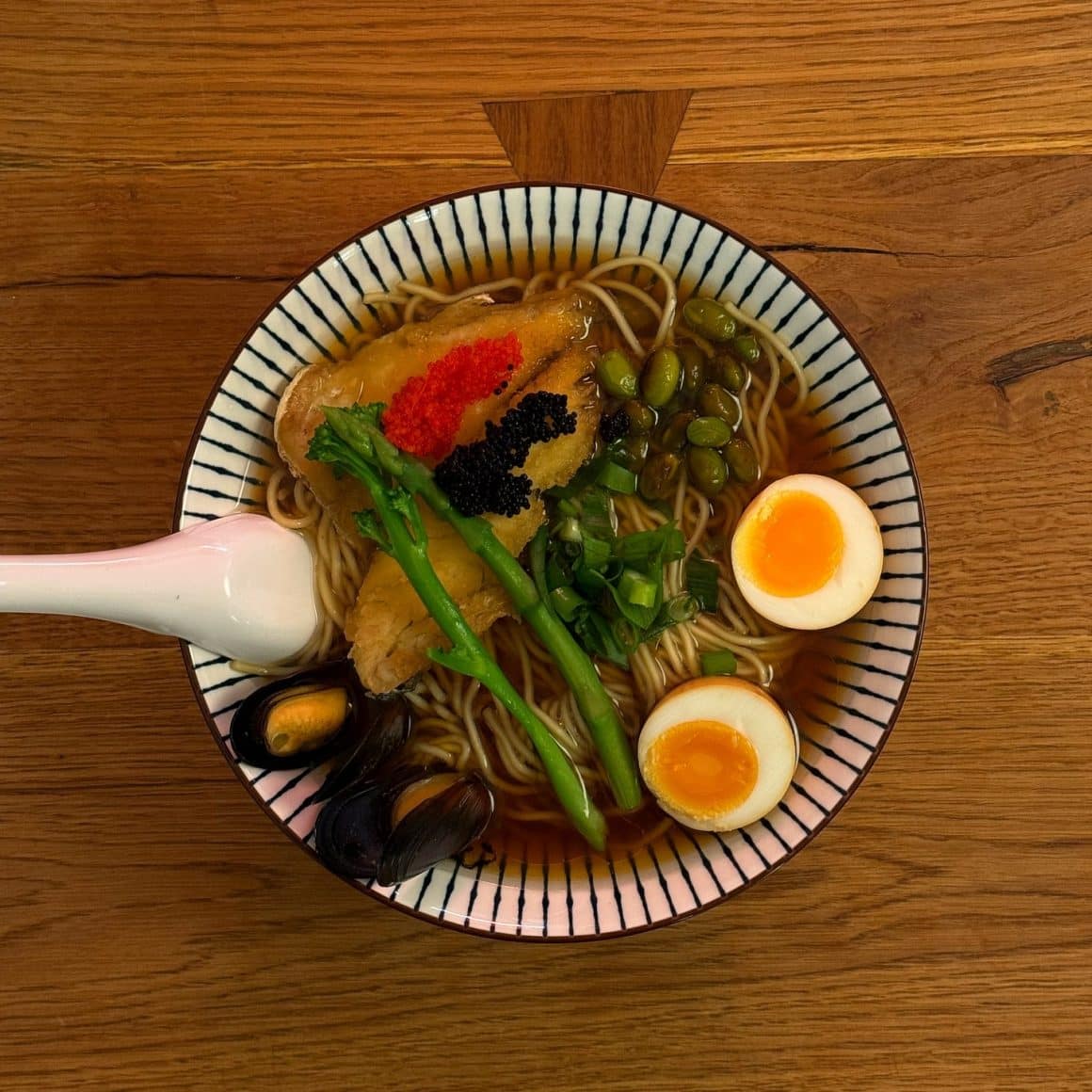 bol cu ramen fotografiat de sus, de la Ni Shibo București. cel mai bun ramen în București