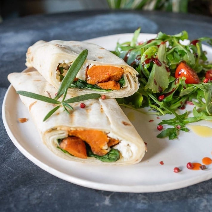 wrap cu somon si branza, servita cu salata de ruccola și roșii cherry la Frog bistro București