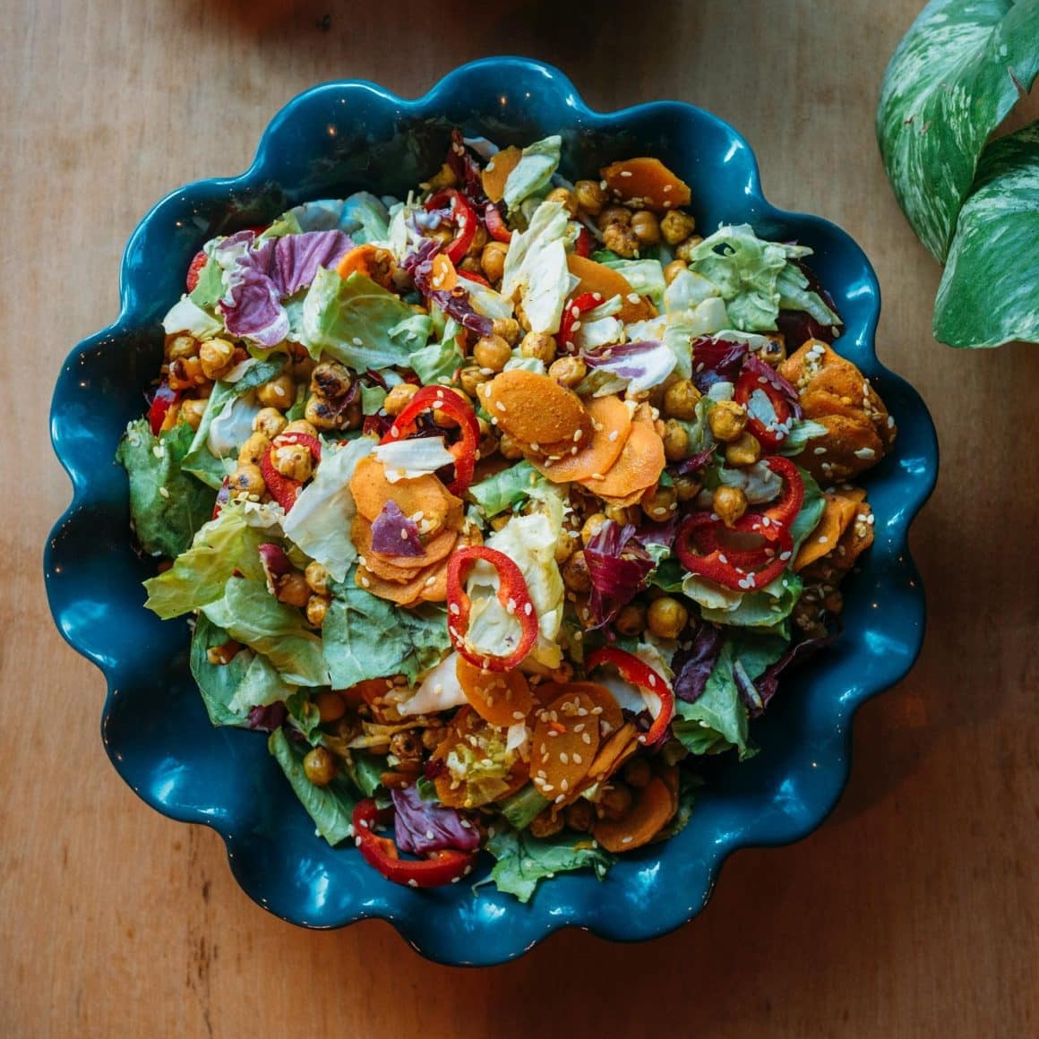 Bol mare cu salata cu multe legume.  Restaurante cu mâncare sănătoasă București. Frog Bistro