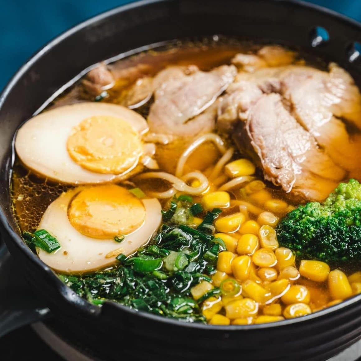 supa japoneza cu taitei, legume si ou marinat