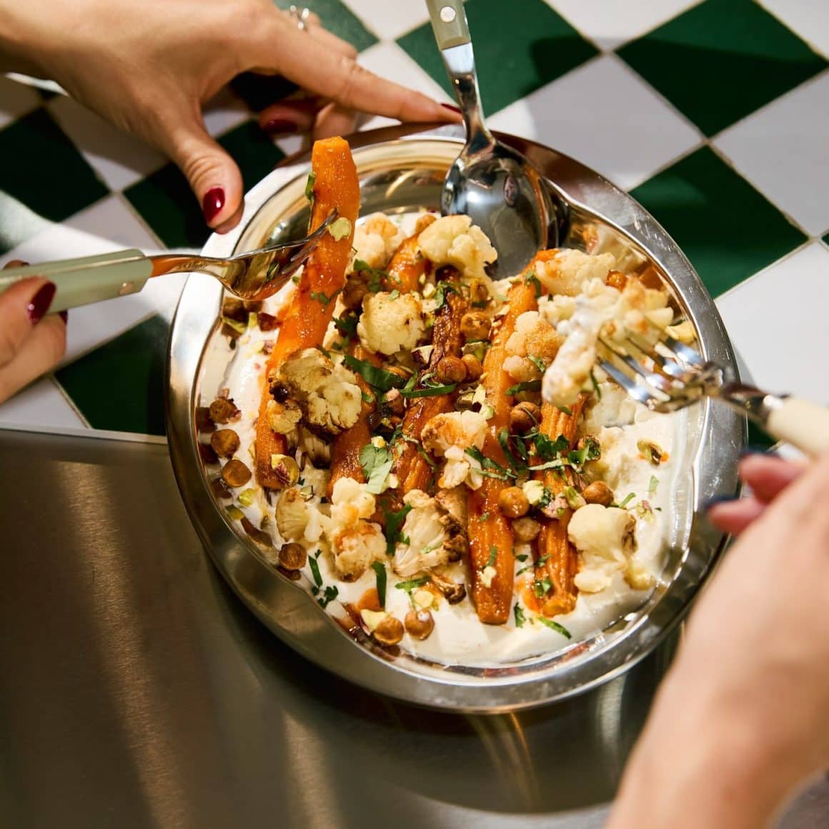 Hummus cu fasii de morcov caramelizat si muguri de pin.  Restaurante cu mâncare sănătoasă București. Avocadoo