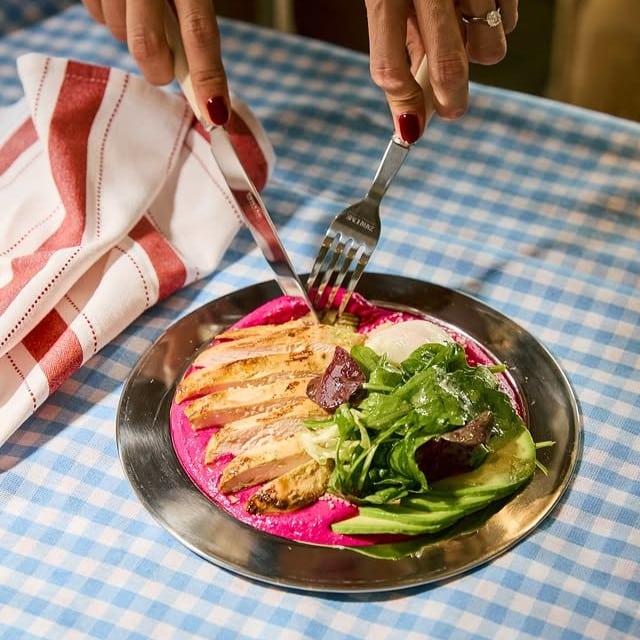 hummus roz cu felii de avocado.  Restaurante cu mâncare sănătoasă București. Avocadoo București