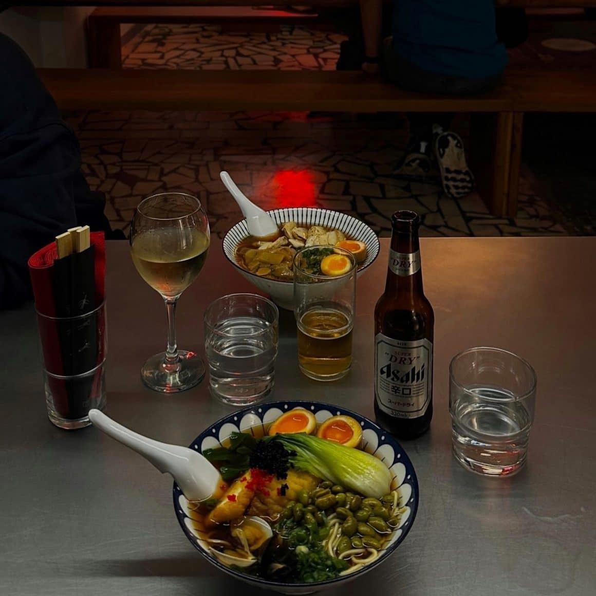 masa de la Ni Shibo, cu 2 boluri de ramen asezate pe masa si pahare de bere alaturi. Cel mai bun ramen București