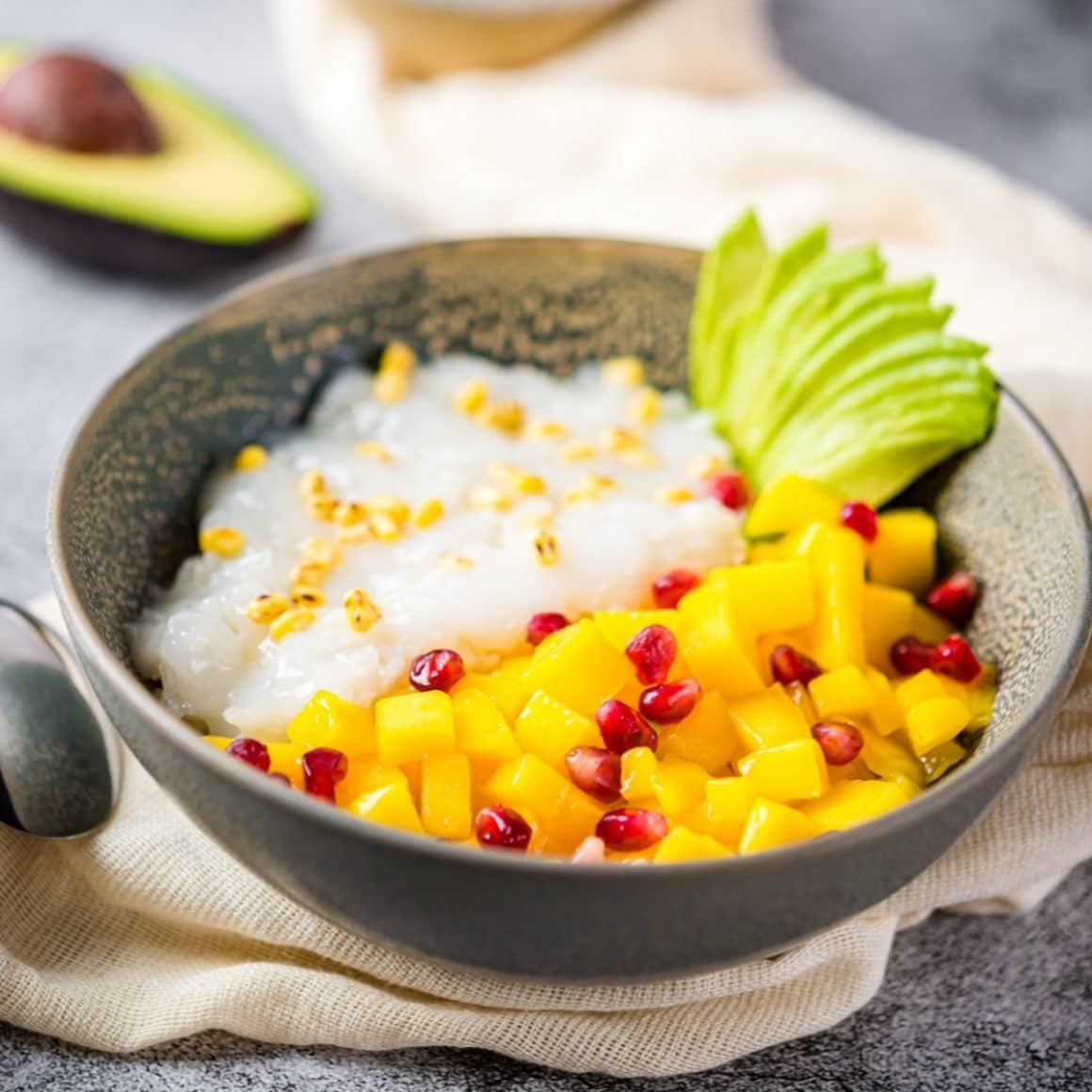 acai bowl cu orez cu lapte, ananas, boabe de rodie si avocado.  Restaurante cu mâncare sănătoasă București