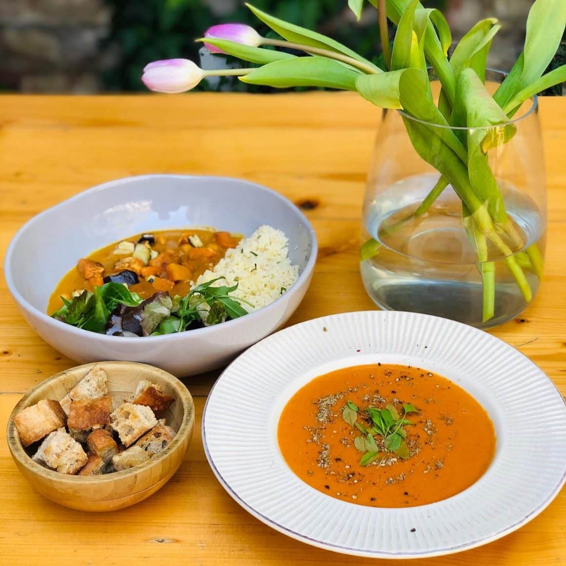 Lentil Soup & Sweet Potato Curry de la Arome, bistro București. Restaurante cu mâncare sănătoasă București