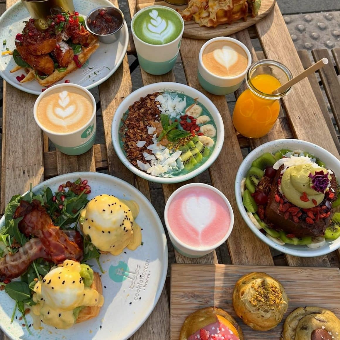 masa plina cu preparate de brunch de la Cookie Beacon