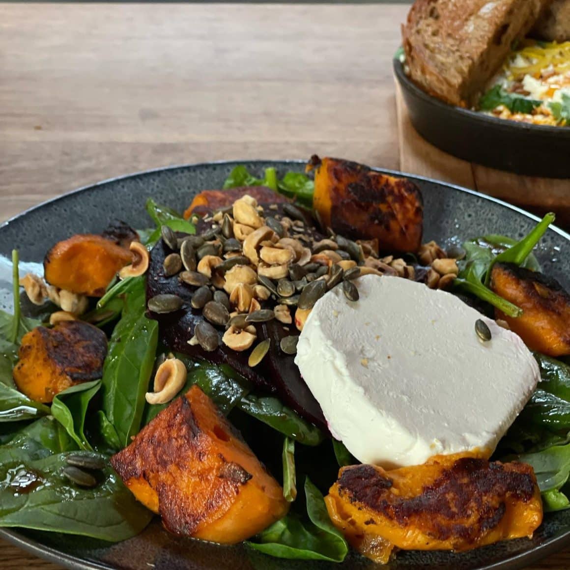 salata cu dovleac copt, baby spanac, seminte de dovleac si branza de la Frudisiac București