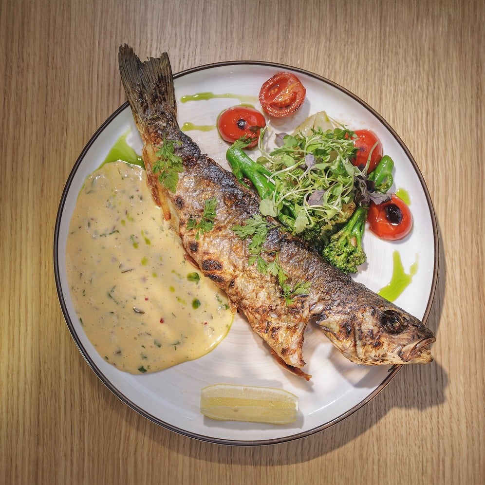 biban de mare cu salată cos la grătar, broccolini cu sos de ou de la Ierbar bistro București. Restaurante cu mâncare sănătoasă București