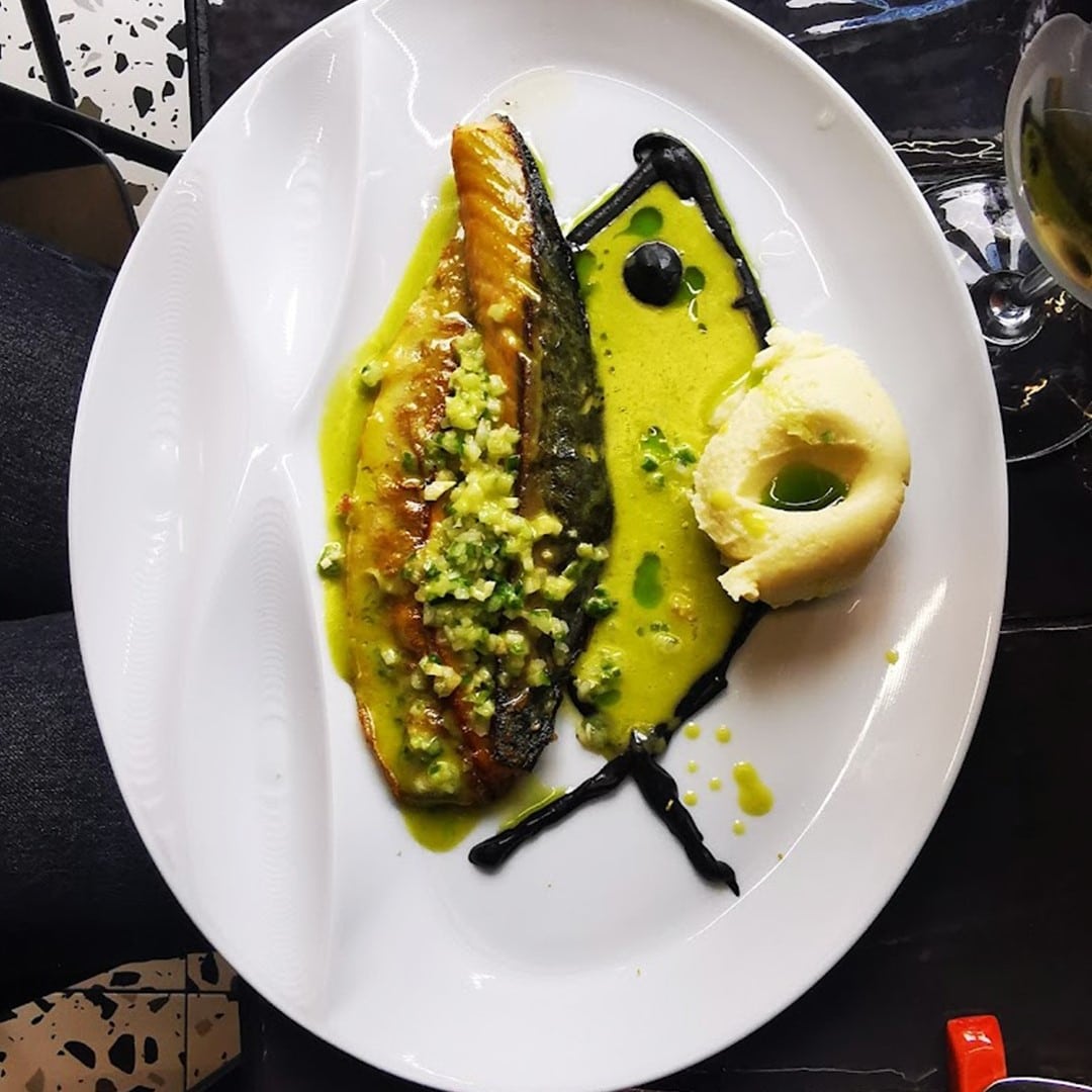 peste cu sos verde si piure de la Rual Primul aprobistro. Restaurante cu mâncare sănătoasă București