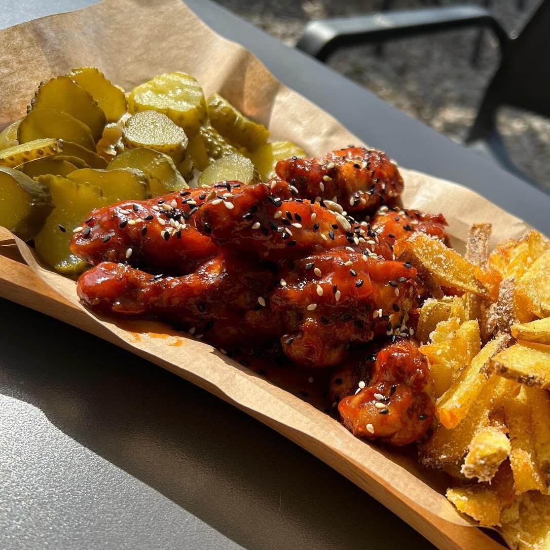 Portie de aripioare picante cu murături și cartofi prăjiți, de la Shandrama București