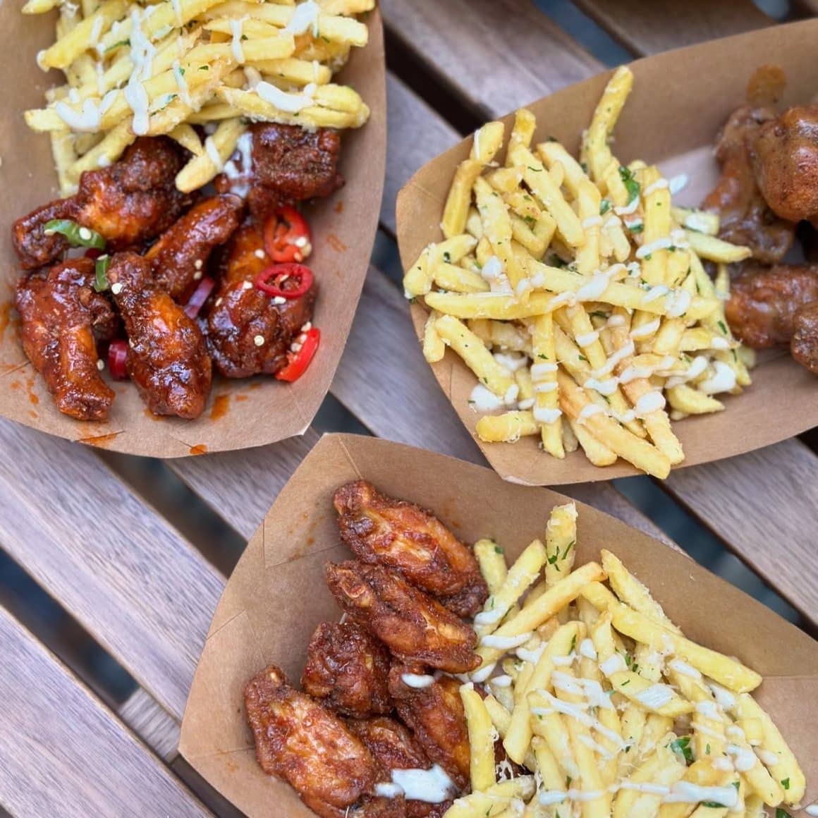 Aripioare cu diverse sosuri, servite cu cartofi prăjiți, de la Wing Wat București