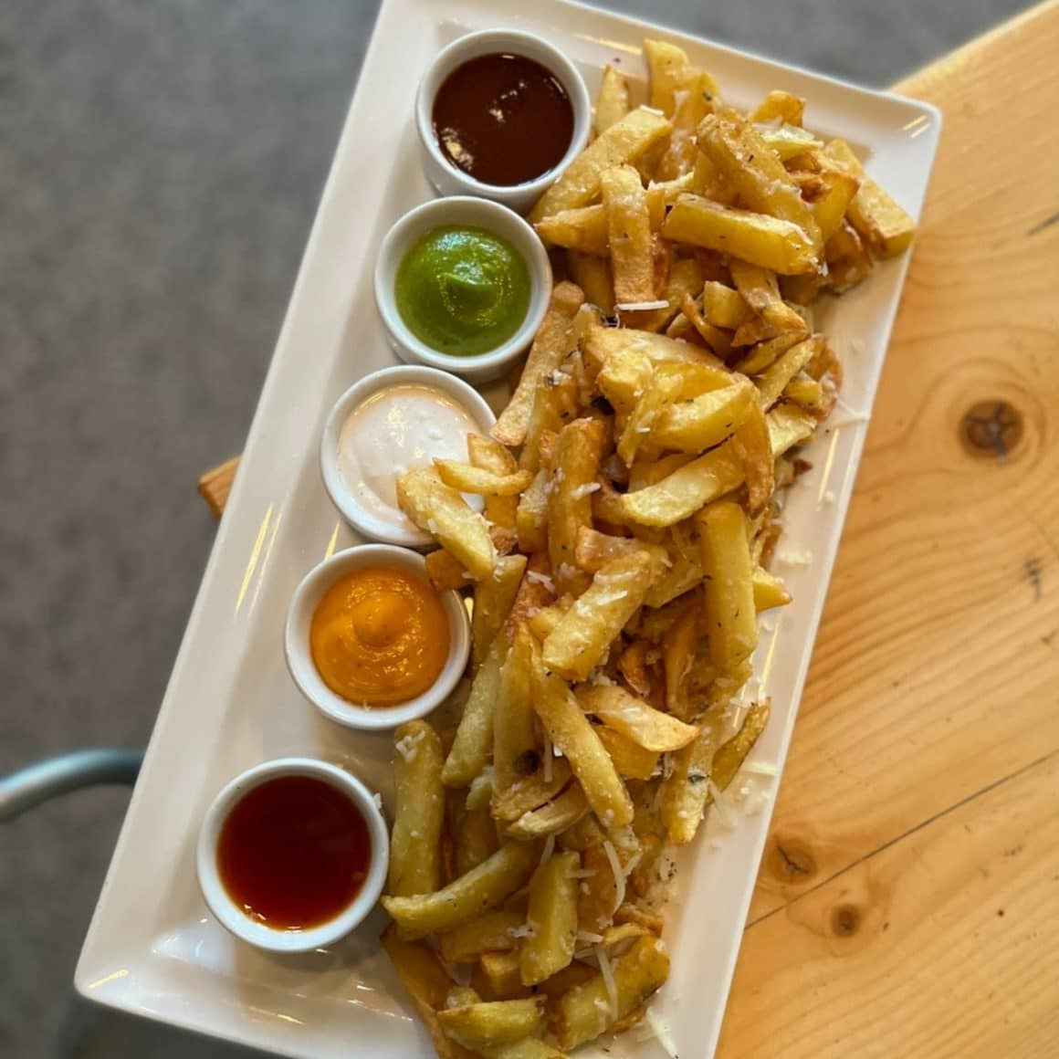 Platou de cartofi prăjiți cu 5 sosuri