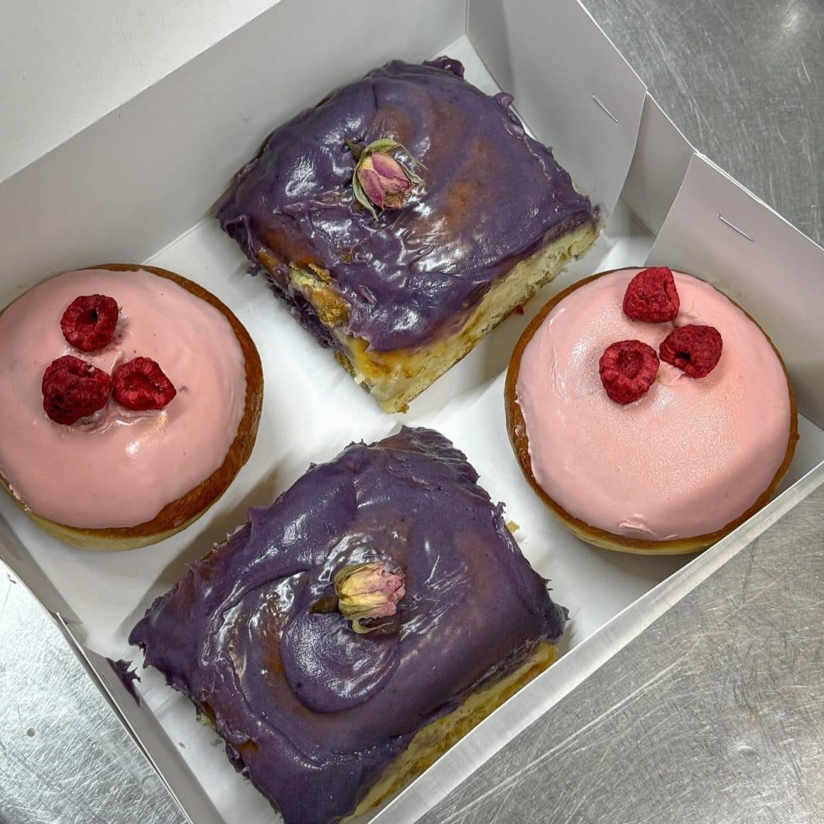 cutie cu gogoașă și rolls de la Cookies and friends. Mărțișoare comestibile