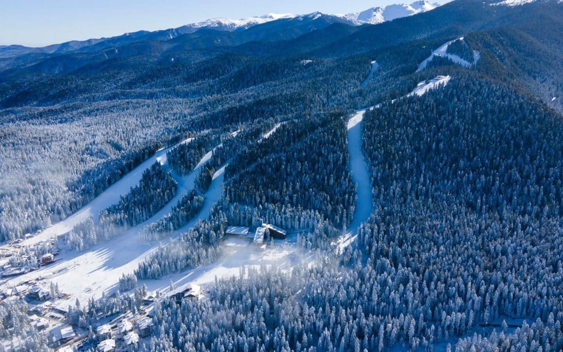 muntele cu partiile de schi fotografiate de sus, la Borovets. ski în Bulgaria