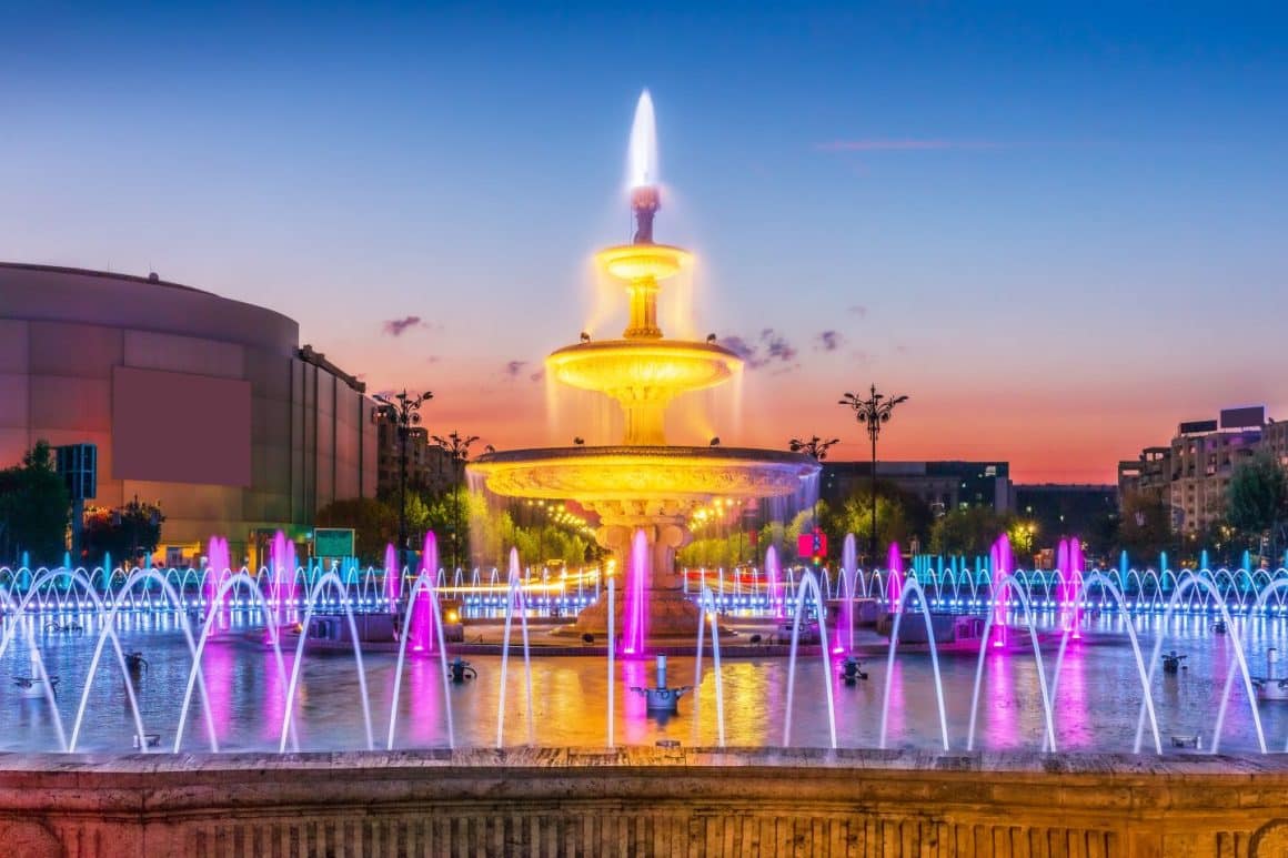 Fânile iluminate, muzicale, din Piața Unirii București. Obiective tursitice București