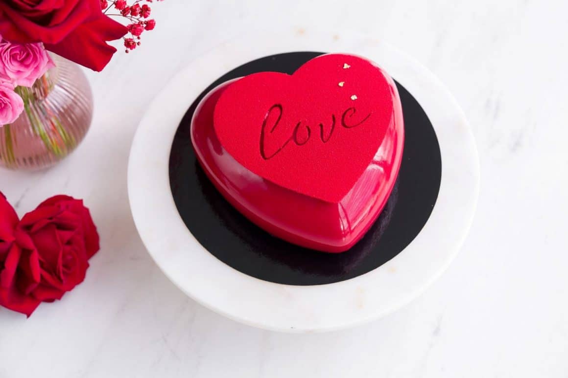 Romantic Cake - Tort cu mousse de ciocolata si vanilie de la Grace Couture Cakes Love Edition. Dulciuri de Ziua Îndrăgostiților