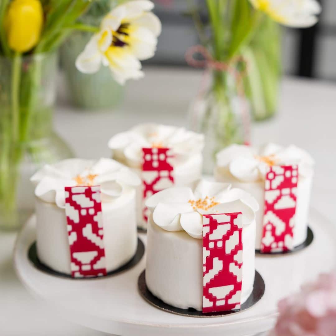 parjituri Albe decorate cu floare si motiv rosu de Martisor