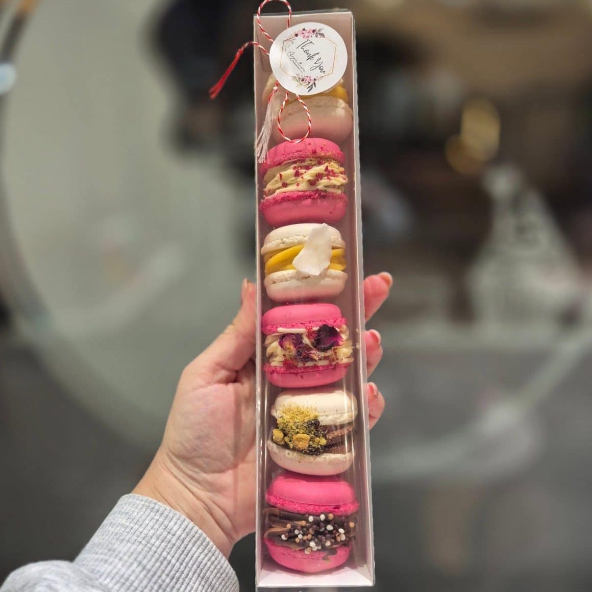Cutie cu macarons de la Angeline Cake Boutique. Mărțișoare comestibile