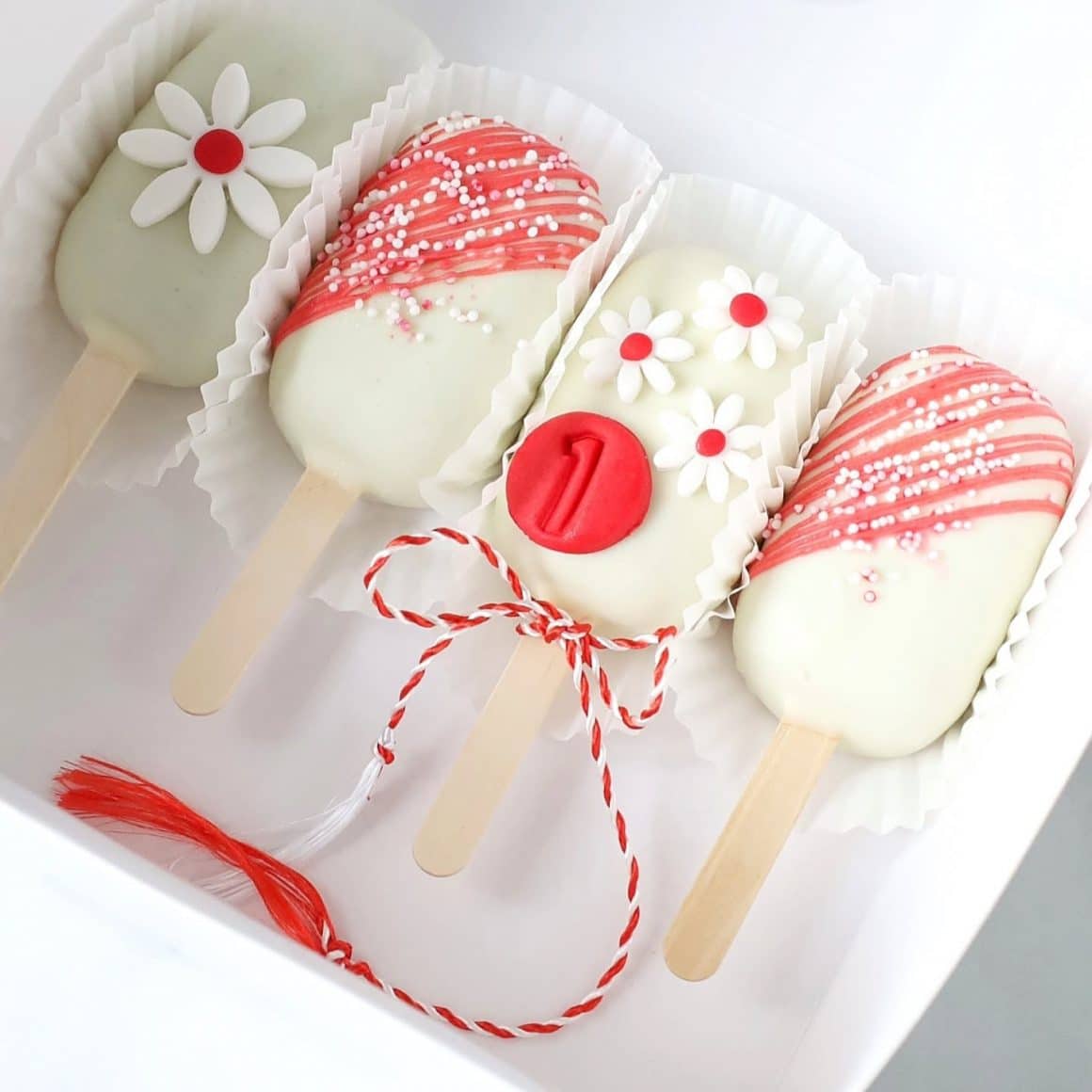 cakesicles de mărțișor de la Cofetaria Zmeur